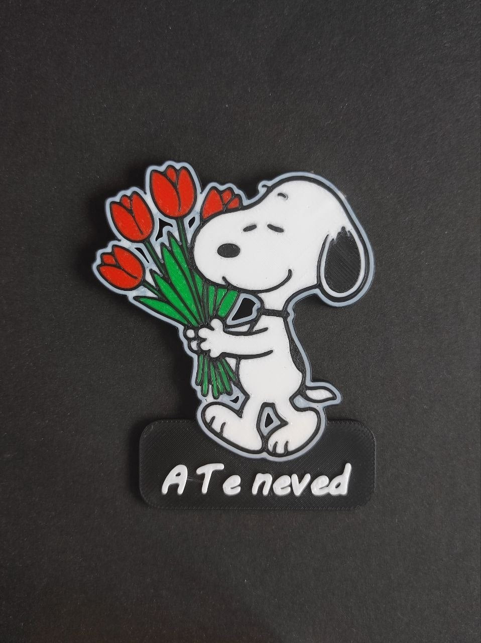 Egyedi neves Snoopy tulipáncsokorral hűtőmágnes