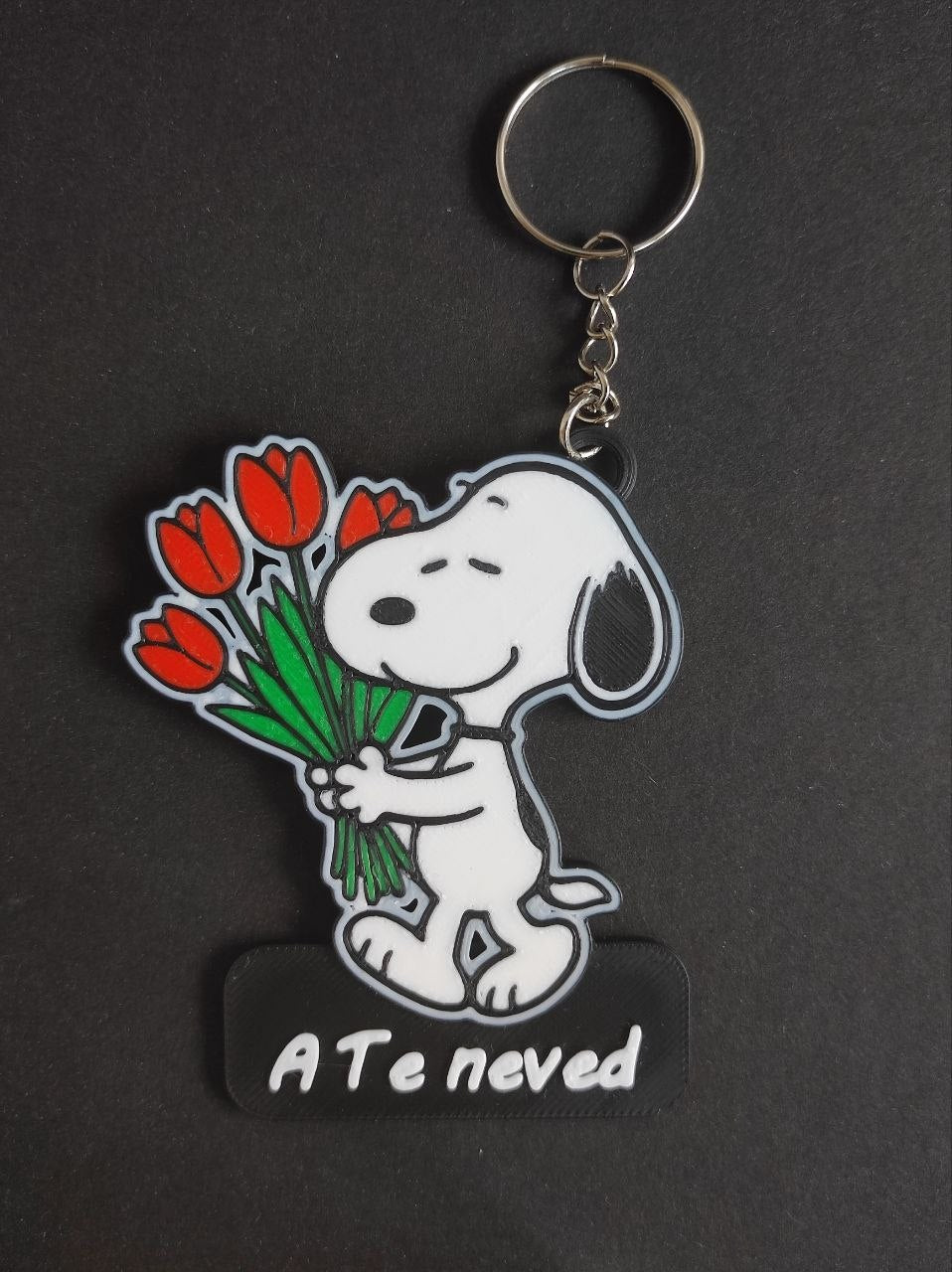 Egyedi neves Snoopy tulipáncsokorral kulcstartó
